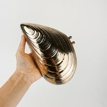 Load image into Gallery viewer, Metal Oyster Purse
