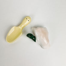 Load image into Gallery viewer, Green Thumb Salt and Pepper Shakers
