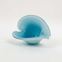 Load image into Gallery viewer, Murano Clam Shell Catchall
