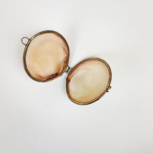 Load image into Gallery viewer, Clasping Shell
