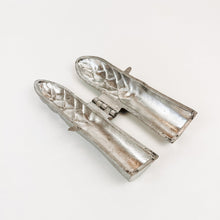 Load image into Gallery viewer, Vintage Asparagus Metal Joint Holder
